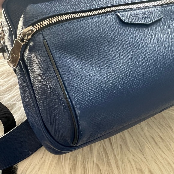 Louis Vuitton Taiga Leather Messenger, Cobalt - Picture 7 of 7